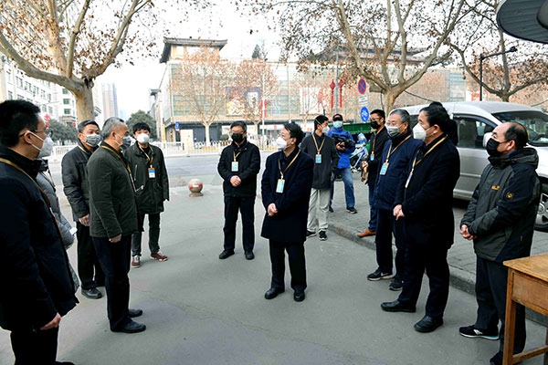 校领导慰问疫情防控中的&ldquo;守门人&rdquo;